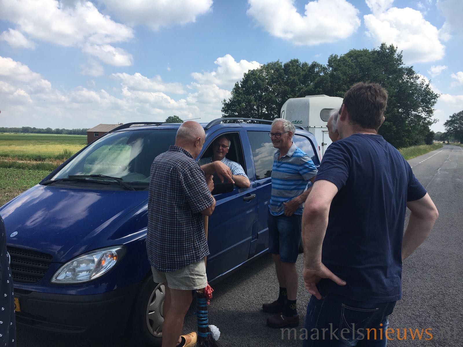 Jan en Gerda uitgezwaaid door noabers - Maarkelsnieuws