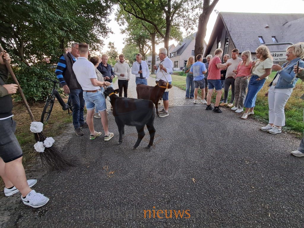 Bruidskalfjes voor Gerwin en Michelle op traditionele wijze opgehaald