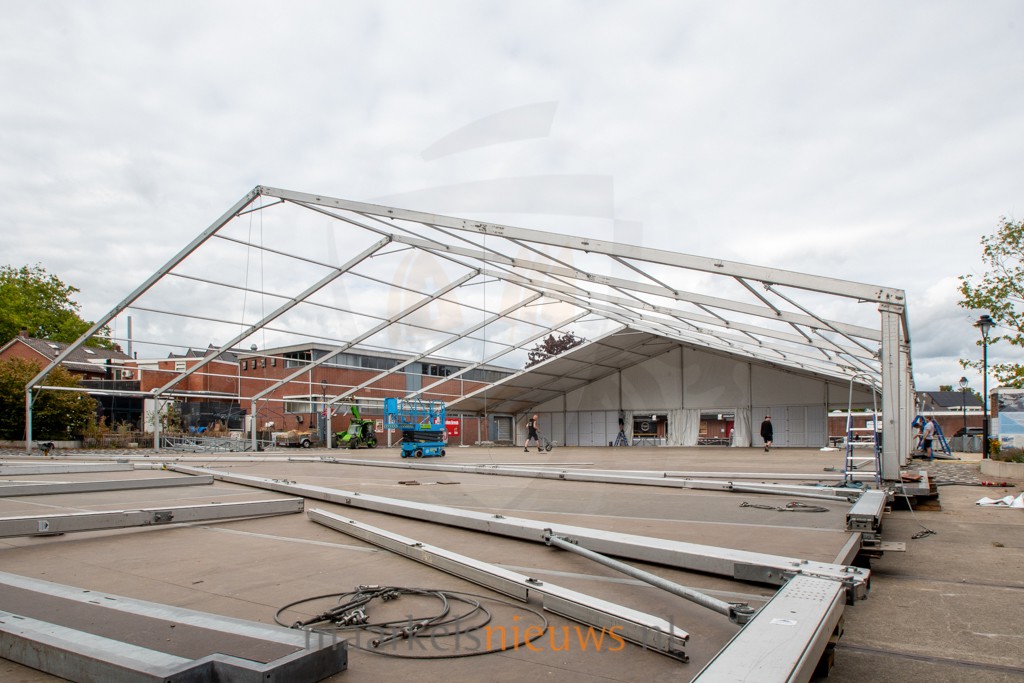 Dorpsfeesttent staat overeind