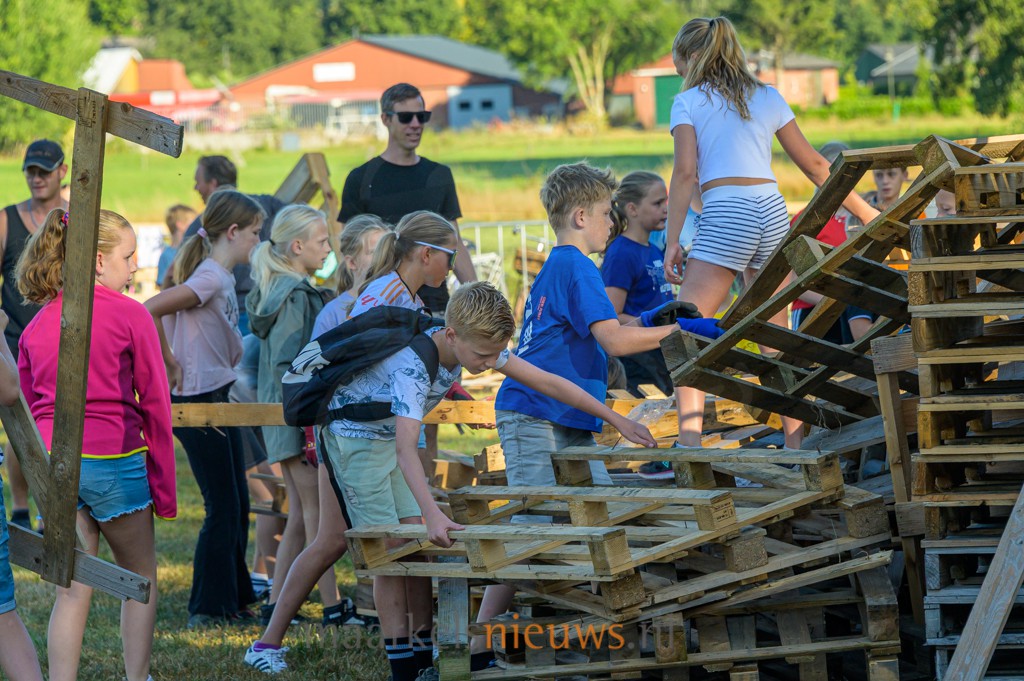 Houtdorp Markelo gestart: bijna 200 kinderen bouwen eigen hutten