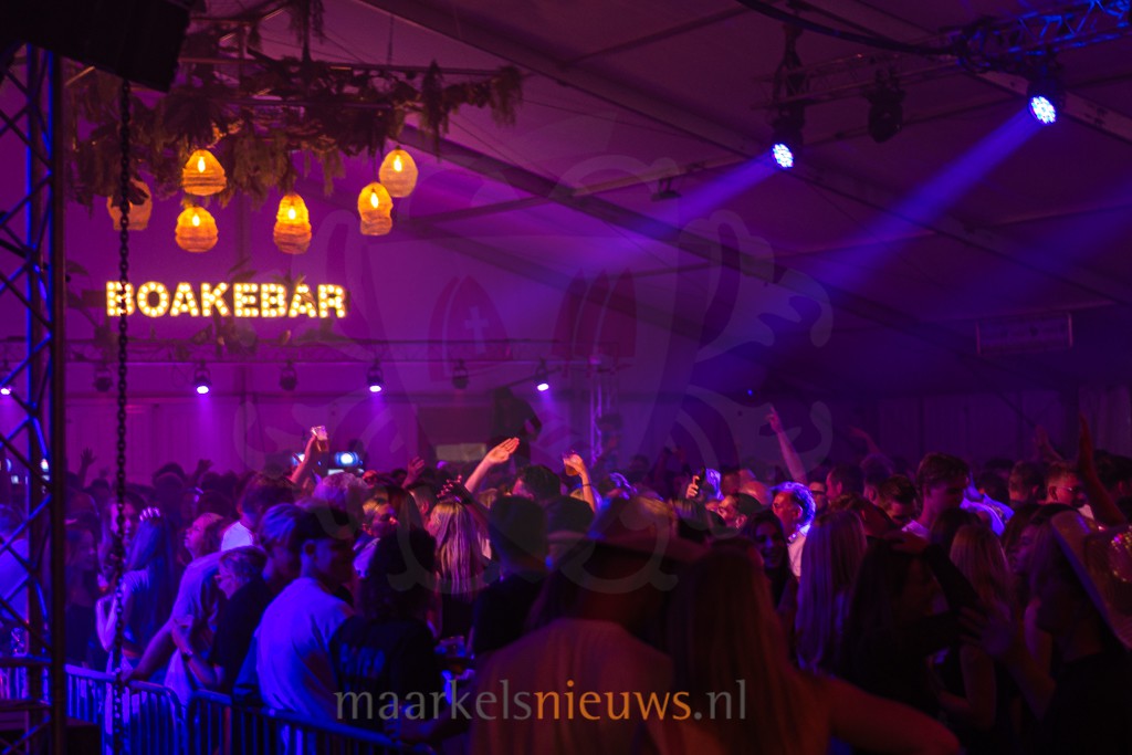Feesttent vrijdagavond bomvol