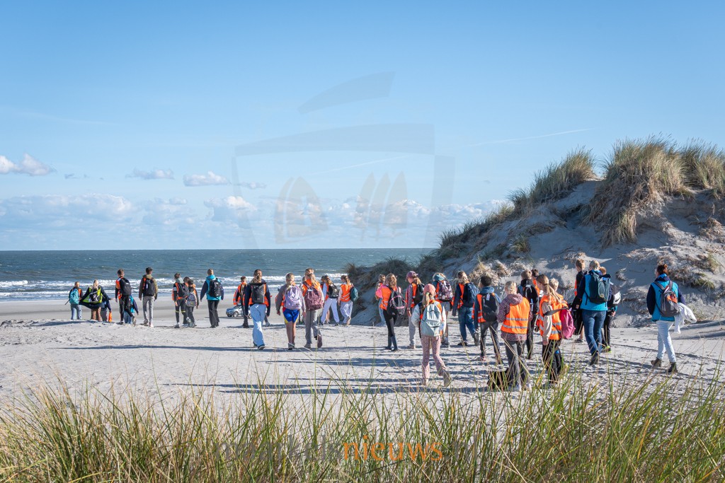 Groep 8 van De Zwaluw steekt handen uit de mouwen op Ameland