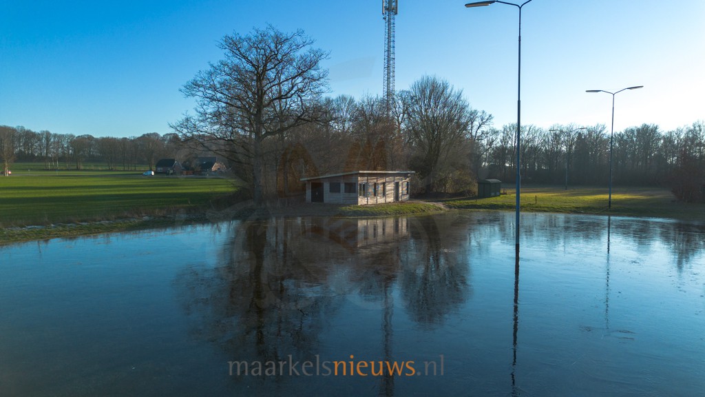 IJsbaan bedekt met dunne ijslaag