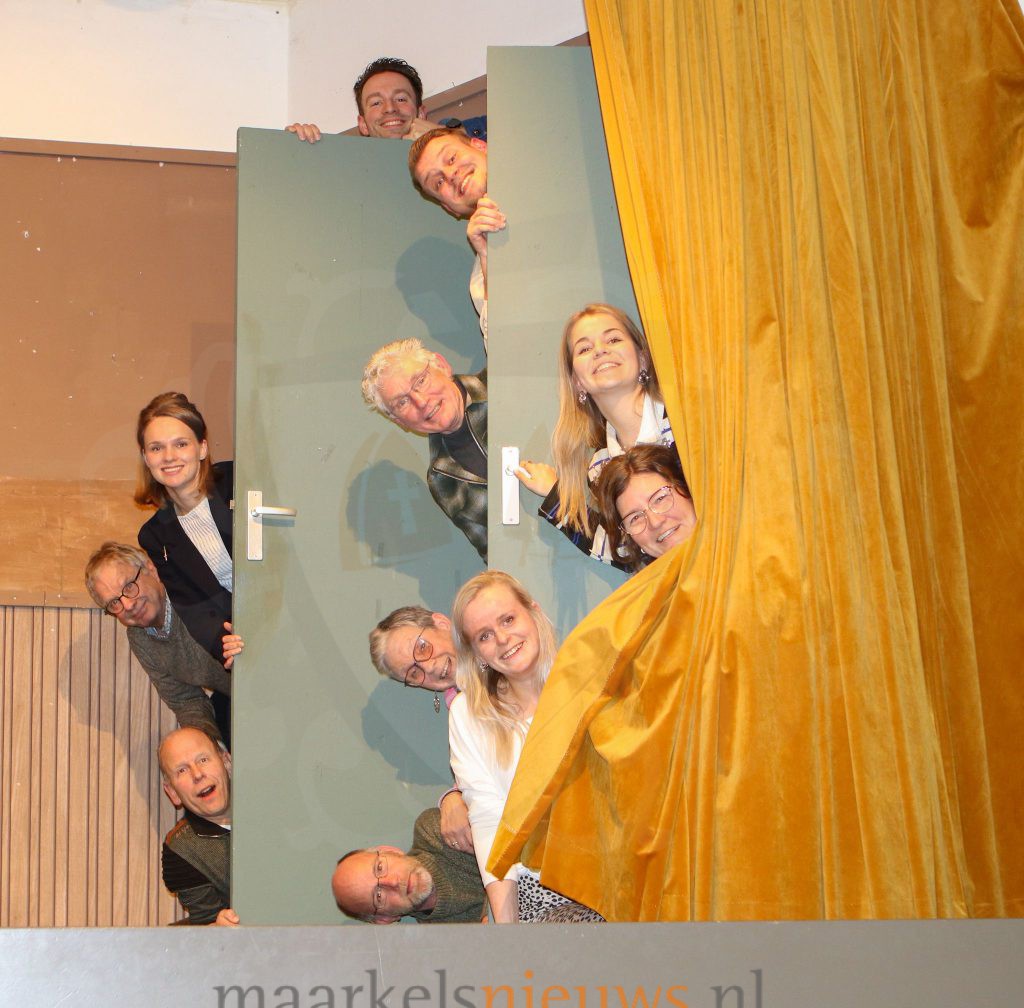 Toneelgroep Herike-Elsen op de planken met Nonnen over de vloer