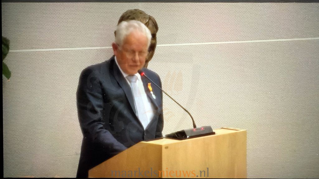 Lintje voor Bennie Nijenhuis bij afscheid raad Hof van Twente