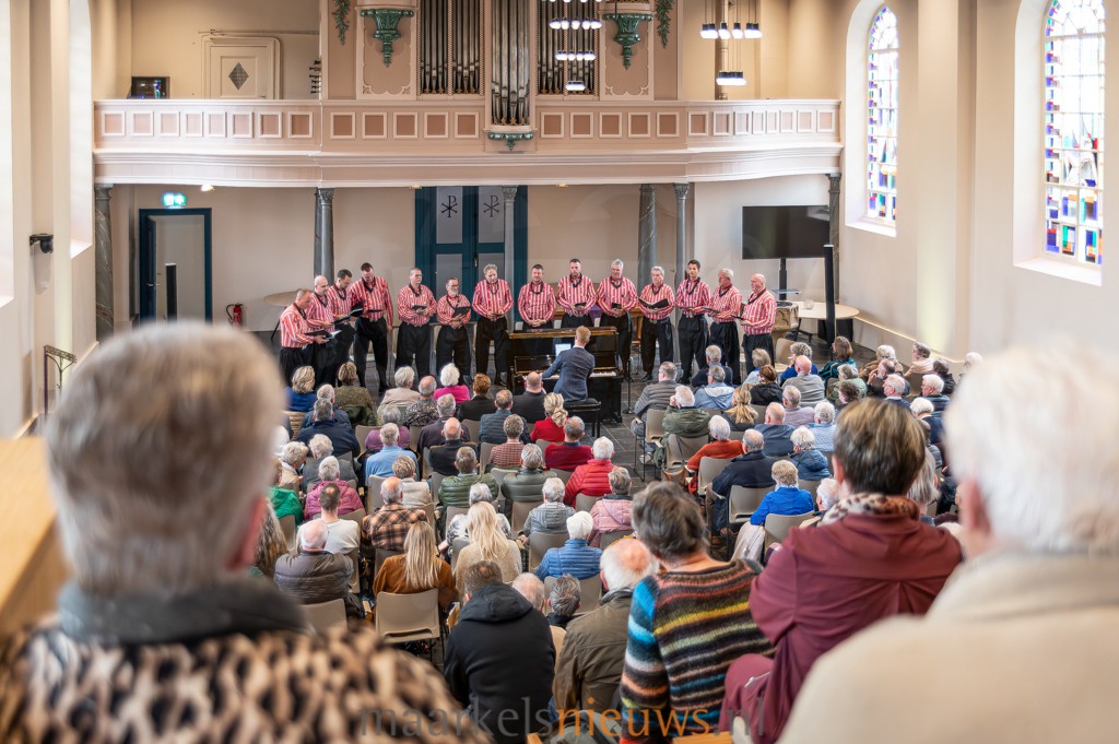 Urker Mans Formatie maakt indruk in volle Martinuskerk