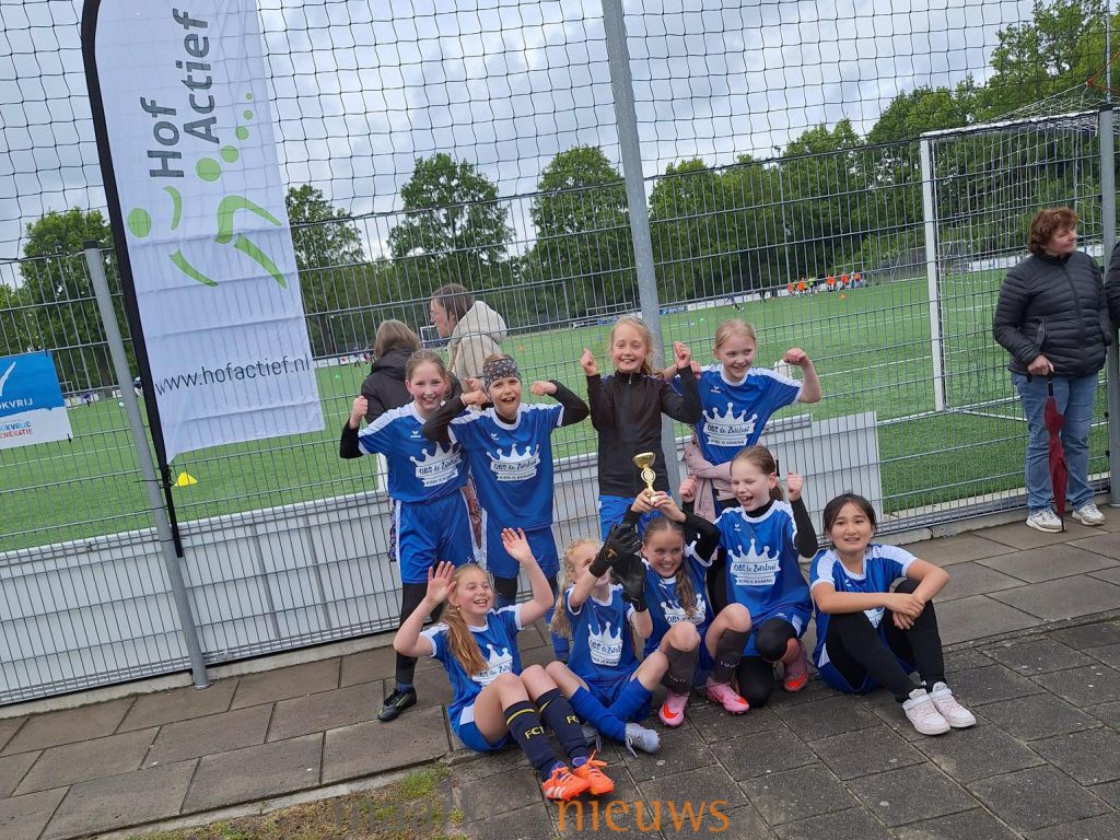 Meiden Obs de Zwaluw na winst naar regiofinale schoolvoetbal