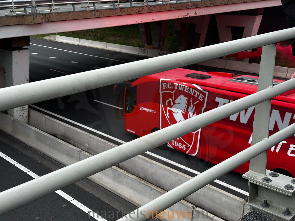 Supporters zwaaien spelersbus FC Twente uit bij Markelo
