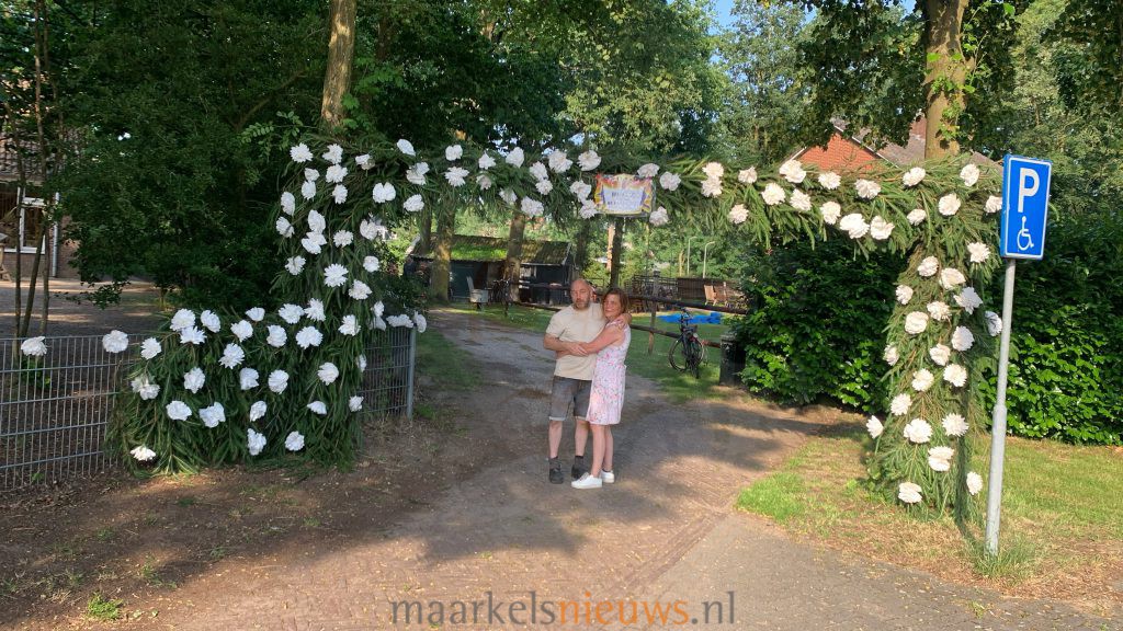Traditionele boog voor Erna en Sjoerd in Elsen